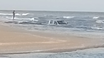 Monte Hermoso: una camioneta terminó en el mar por un mal cálculo