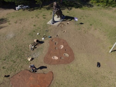 Pehuen Co: la plaza paleontológica ahora tiene réplicas de huellas como la reserva natural