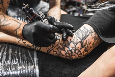 Tatuajes: cómo los pigmentos afectan al sistema inmunitario y cuáles son las consecuencias para la salud