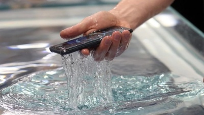 ¿Qué hacer si se te cae el celular al agua?