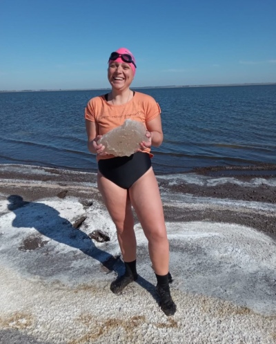 Jimena Allasia: la única nadadora de aguas frías del Lago Epecuén