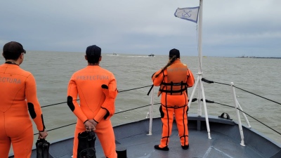Prefectura coordinó el rescate de tres tripulantes de una lancha que se hundió en Puerto Rosales