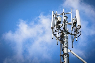 Antenas y celulares 5G: organizaciones exigen controles y difunden medidas para proteger la salud