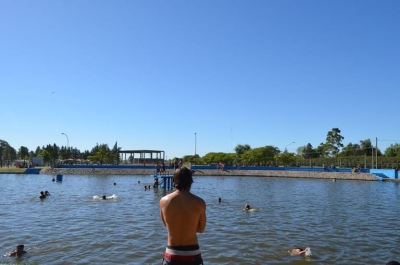Balneario municipal de Coronel Pringles con lago artificial y piletas, una opción para este verano