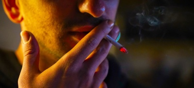 El consumo de tabaco sigue disminuyendo en el mundo, pero todavía un 20 % de los adultos son fumadores