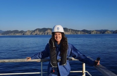 Una oceonógrafa de la Universidad Nacional del Sur en una misión en un buque científico nipón