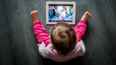 “El exceso de pantallas puede dañar la inteligencia de los niños”