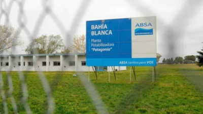 Piden que ABSA publique los análisis bacteriológicos del agua de Bahía Blanca