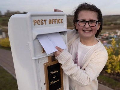 "Buzones al cielo": la iniciativa de una nena inglesa de 10 años que consuela a corazones en duelo