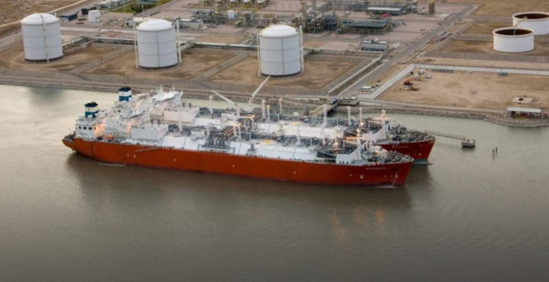 Vuelve el buque regasificador a Bahía Blanca y compran 30 cargamentos de GNL para el invierno